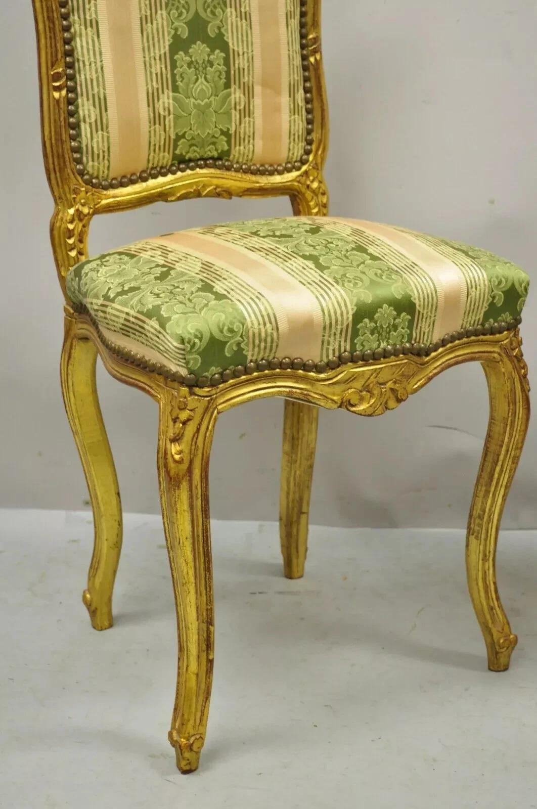 XX secolo Vintage francese in stile Luigi XV con sedie da boudoir intagliate in legno dorato - una coppia in vendita