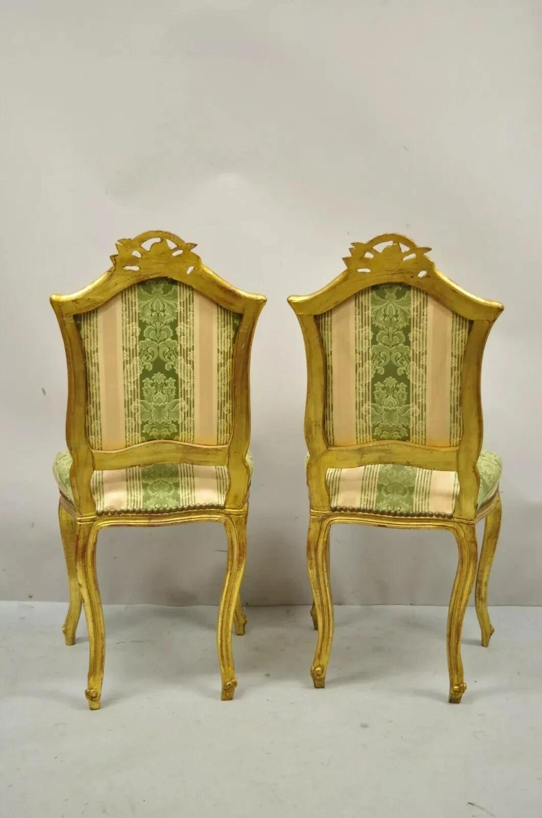 Legno Vintage francese in stile Luigi XV con sedie da boudoir intagliate in legno dorato - una coppia in vendita