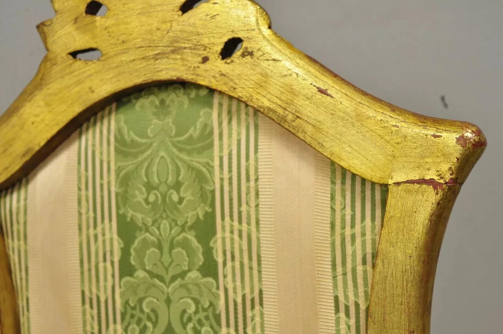 Vintage francese in stile Luigi XV con sedie da boudoir intagliate in legno dorato - una coppia in vendita 2