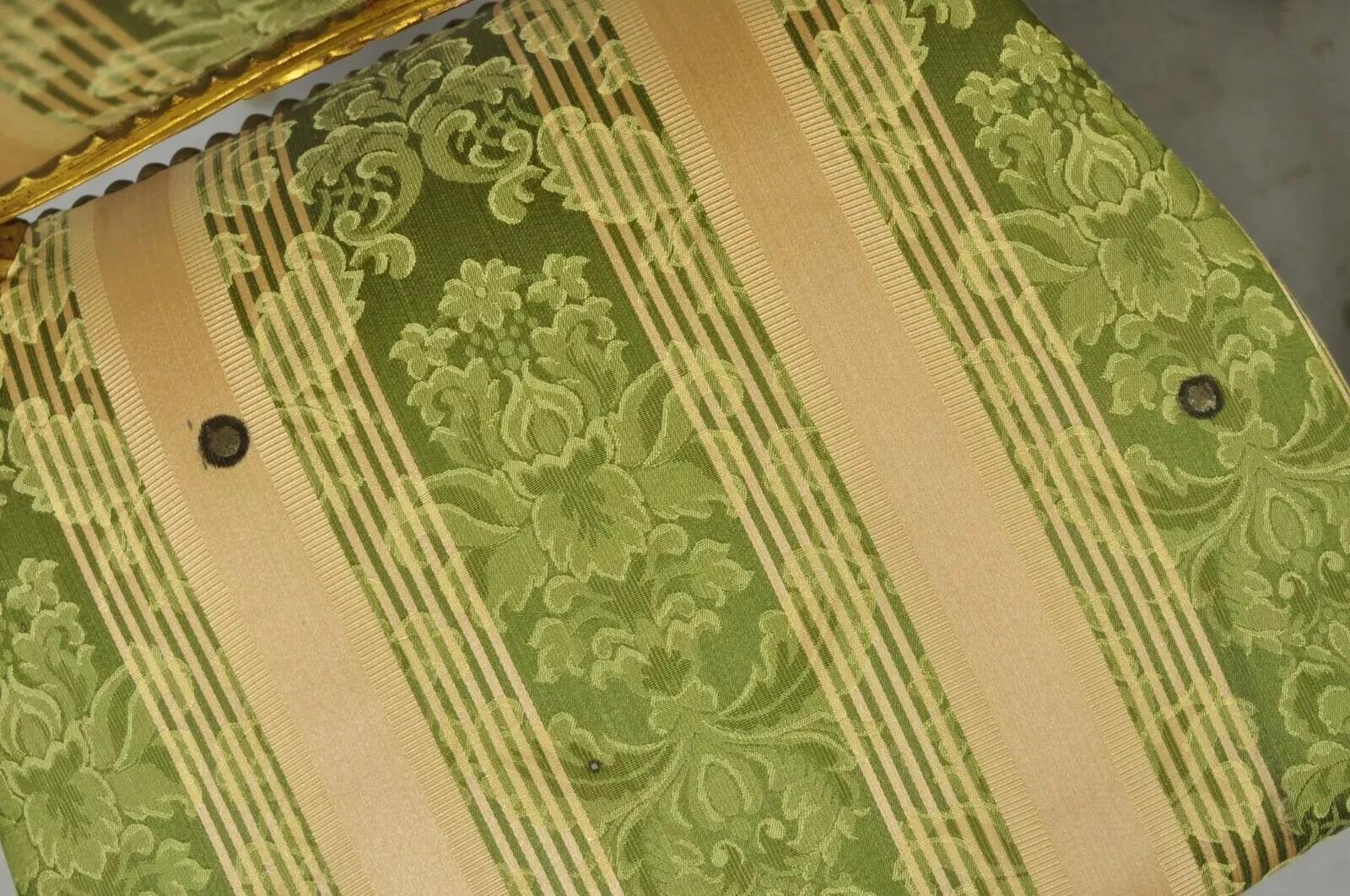 Vintage francese in stile Luigi XV con sedie da boudoir intagliate in legno dorato - una coppia in vendita 3