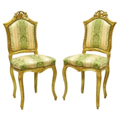 Vintage francese in stile Luigi XV con sedie da boudoir intagliate in legno dorato - una coppia