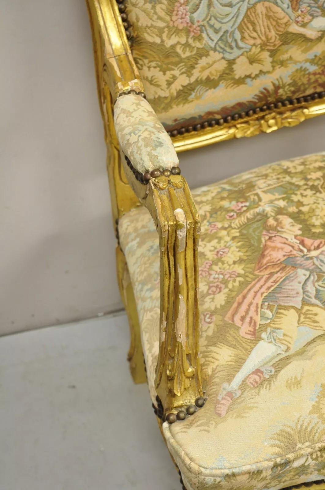 Poltroncine francesi d'epoca in stile Luigi XV in legno dorato con arazzo e tessuto - una coppia in vendita 5
