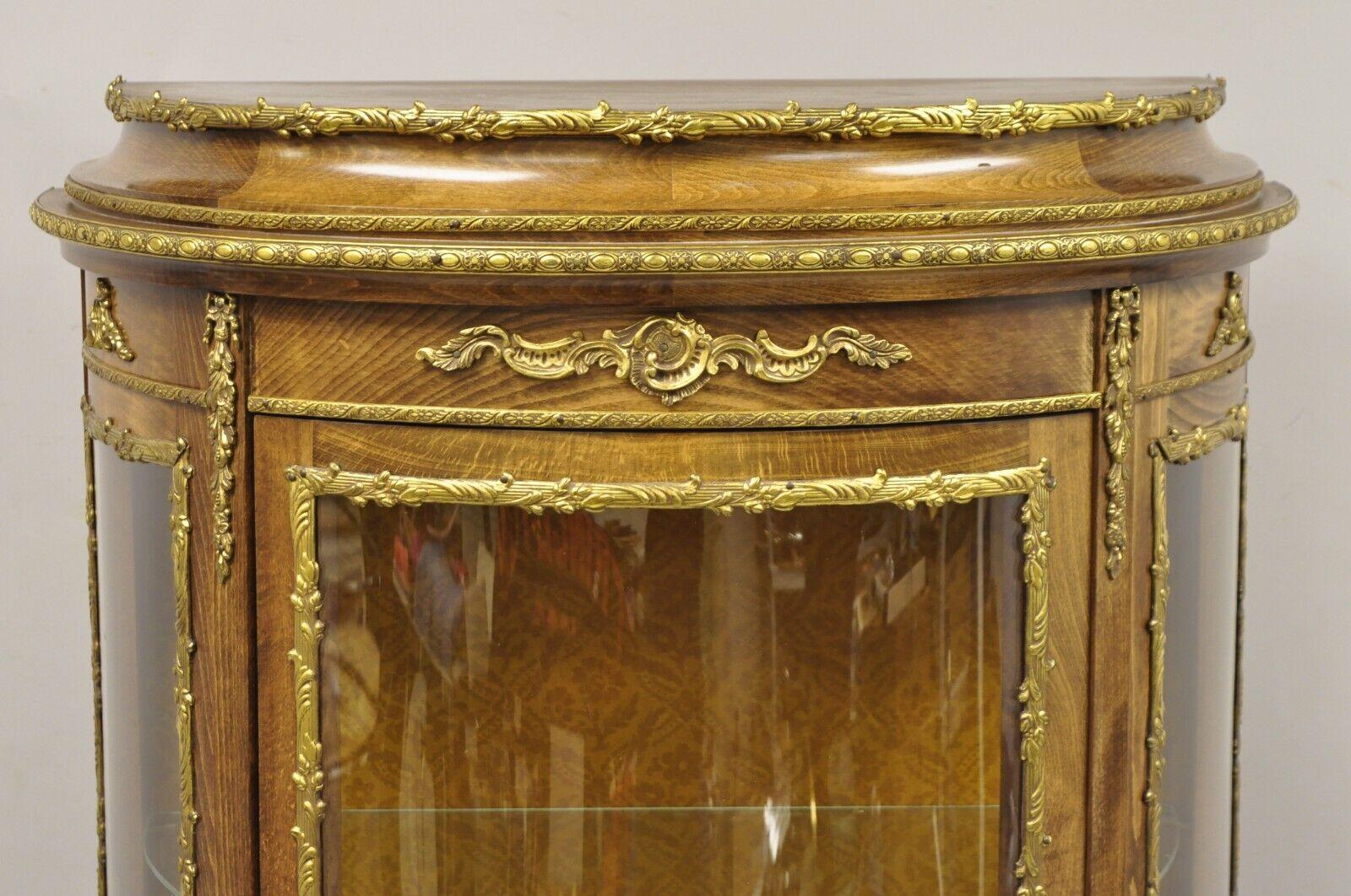 Vieille vitrine de style Louis XV en demi-ronde Demilune éclairée Bon état - En vente à Philadelphia, PA