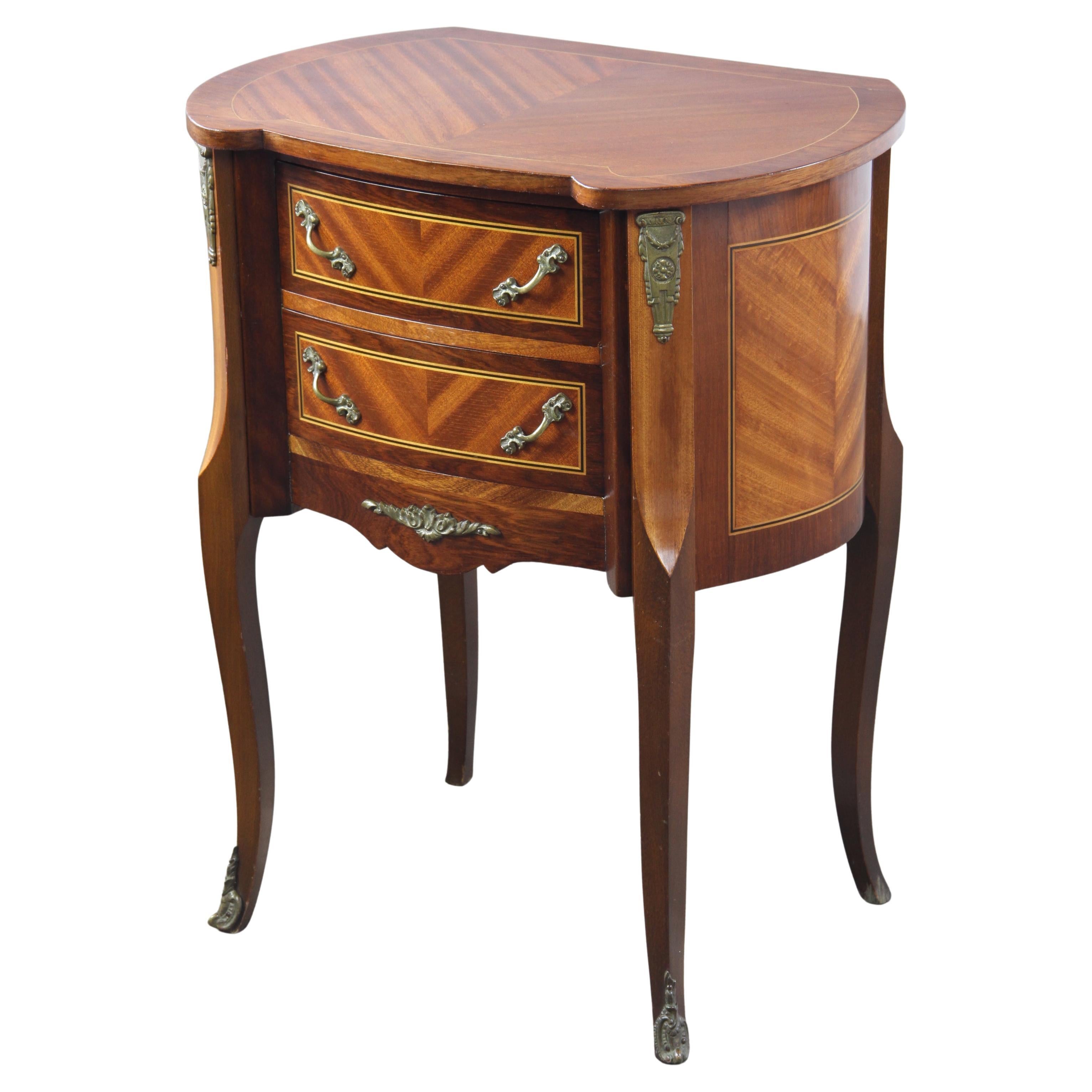 Tavolino francese d'epoca in stile Luigi XV a forma di rene con montature in bronzo dorato in vendita