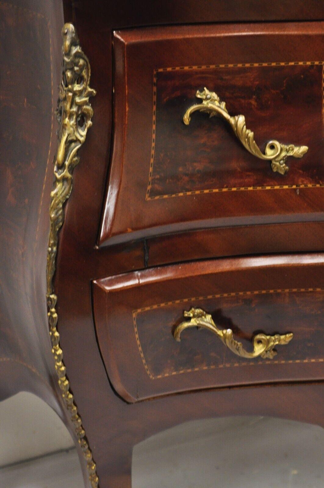Commode commode bombée française de style Louis XV avec dessus en marbre en vente 5
