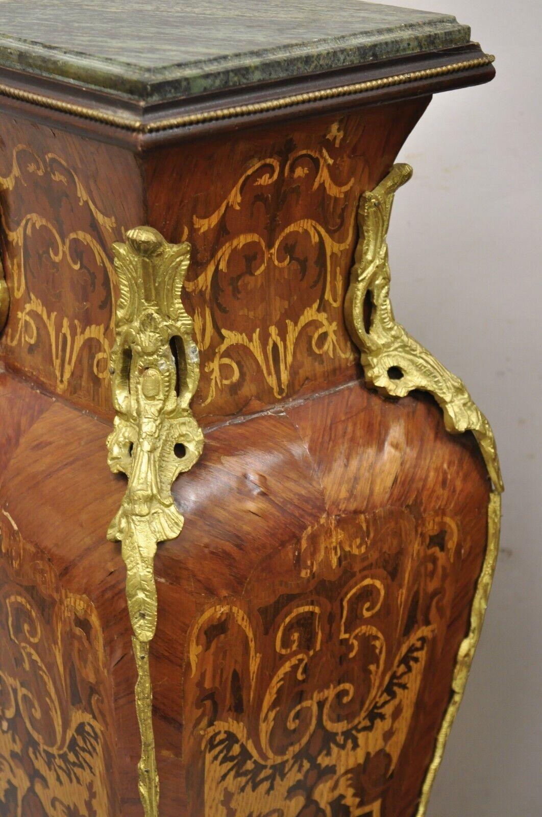 Vintage Französisch Louis XV Stil Marmorplatte Intarsien Bombe Pedestals ein Paar im Angebot 5