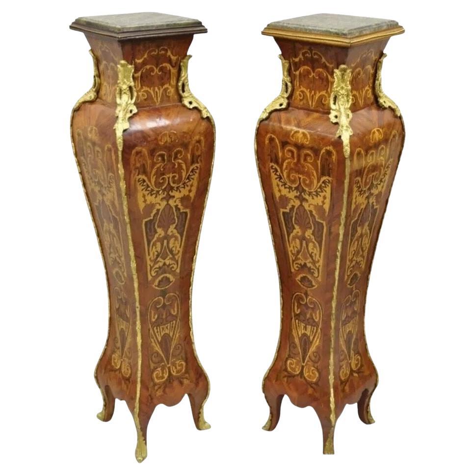 Pareja de pedestales de mármol con incrustaciones de marquetería estilo Luis XV francés vintage