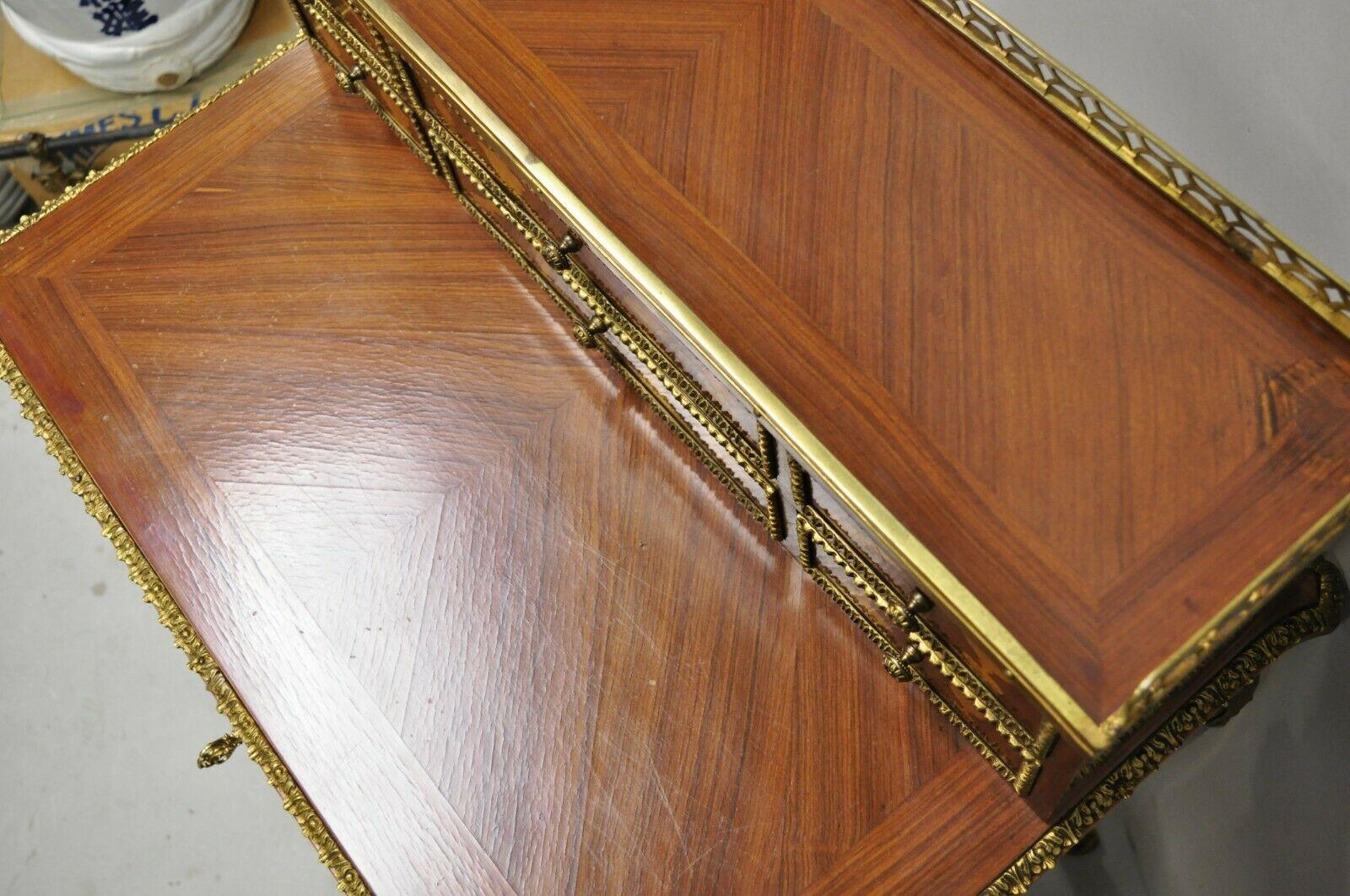 Scrivania francese d'epoca in stile Luigi XV con intarsi in bronzo e ormeggio 1