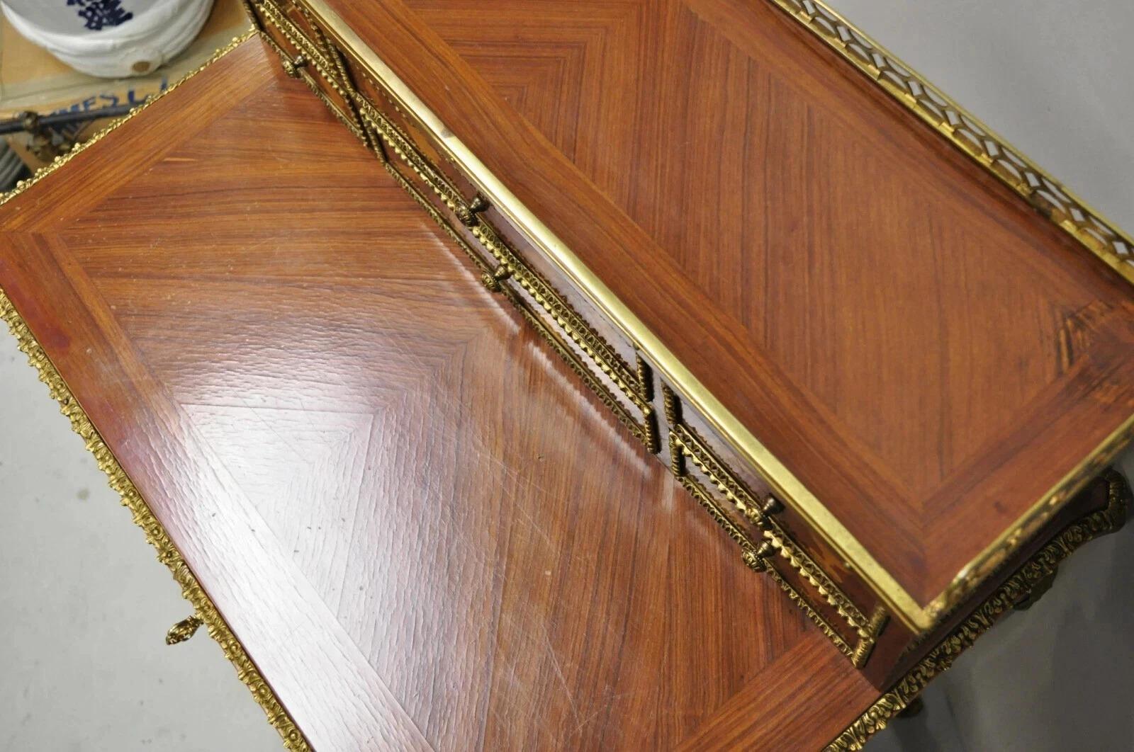 Vintage Französisch Louis XV Stil Intarsien Bronze Ormolu Kleine Schreibtisch im Angebot 1