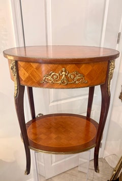 Table d'appoint ovale de style Louis XV, design en bois ancien