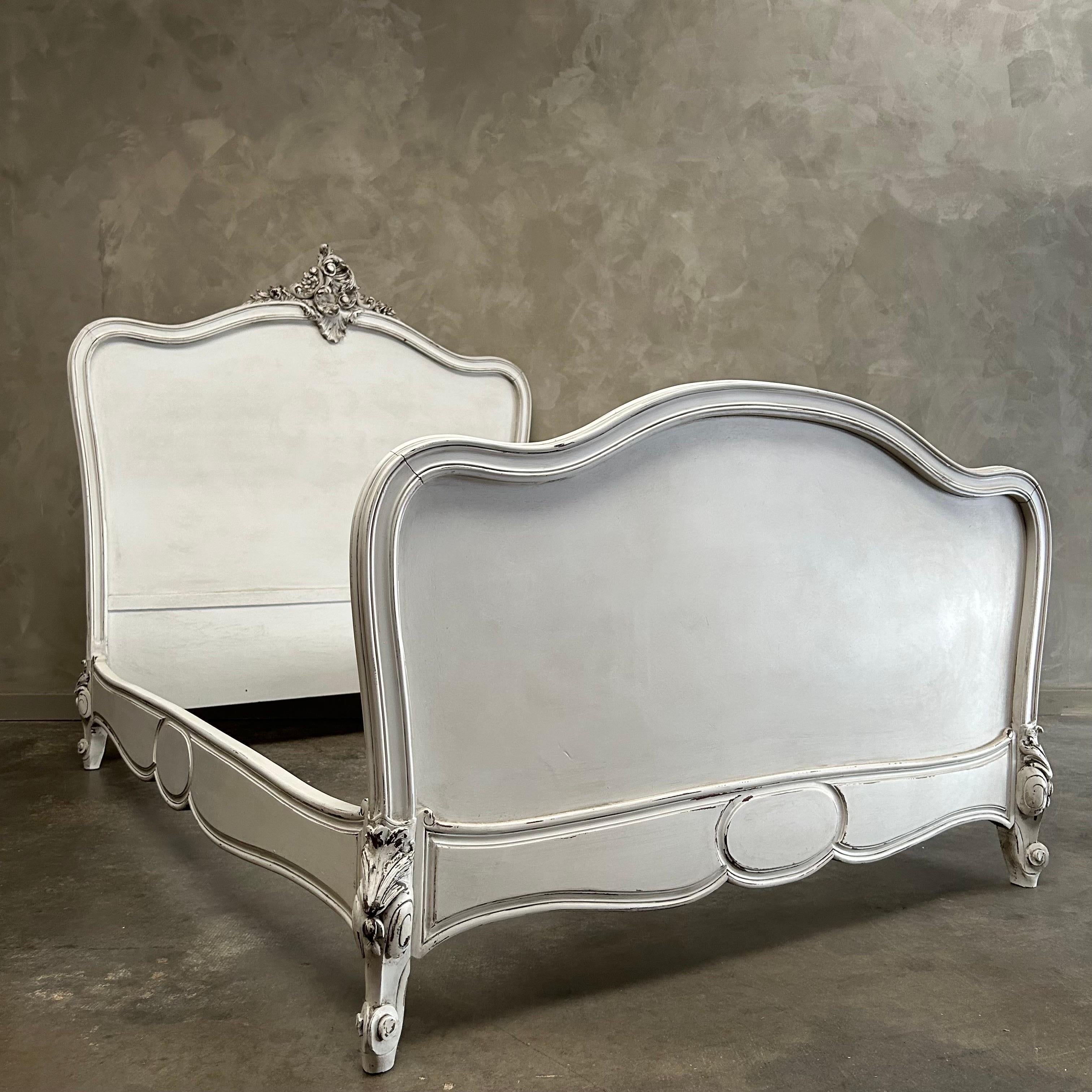 Französisches bemaltes Bett im Louis-XV-Stil in voller Größe (Louis XV.) im Angebot