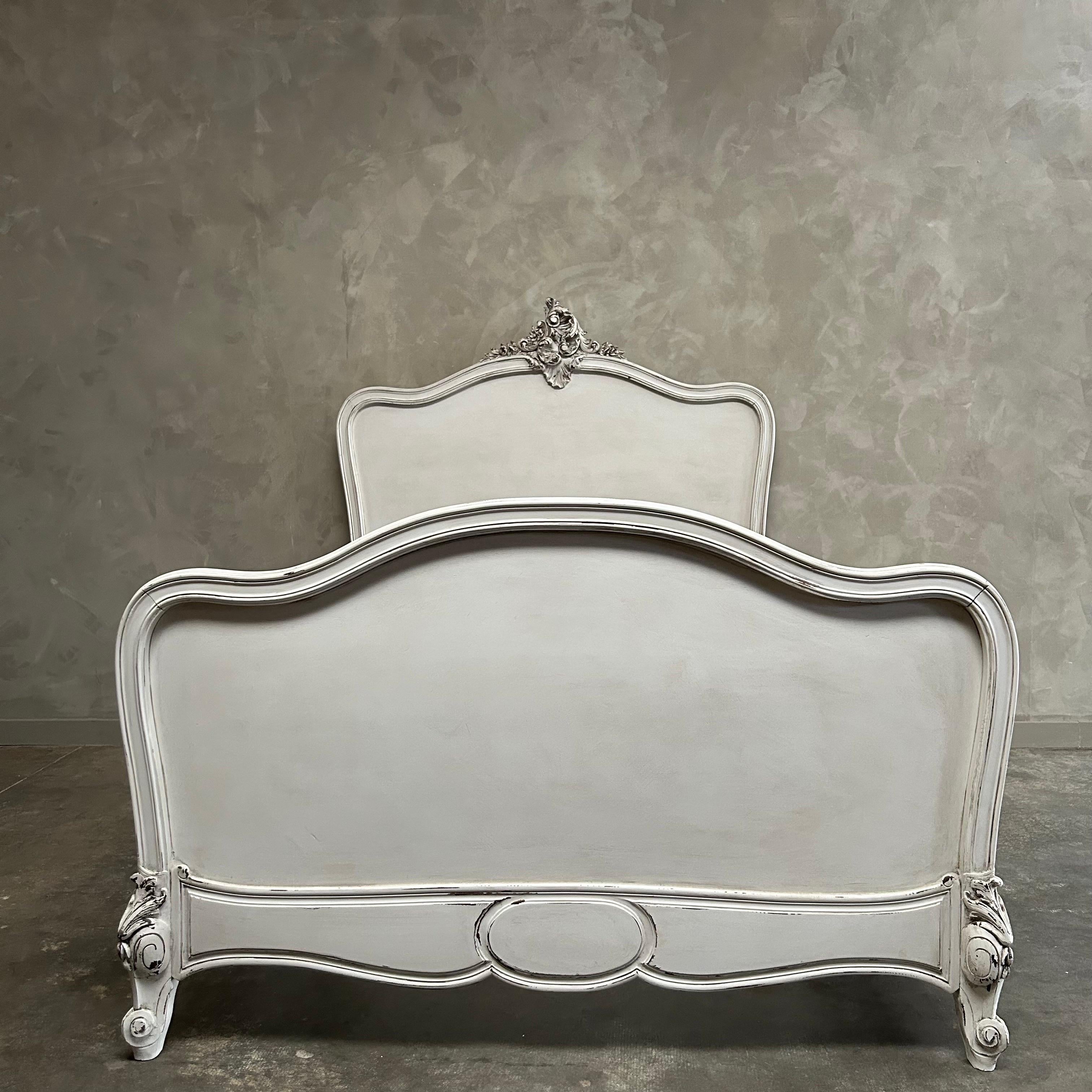 Französisches bemaltes Bett im Louis-XV-Stil in voller Größe im Zustand „Gut“ im Angebot in Brea, CA