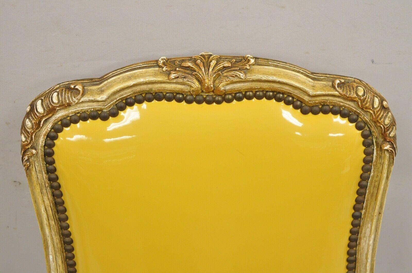 20ième siècle Chaises d'appoint de style Louis XV françaises sculptées et dorées, lot de 10 en vente