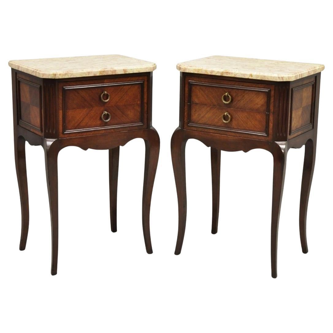 Table de chevet en acajou à plateau de marbre rose de style Louis XV - une paire en vente