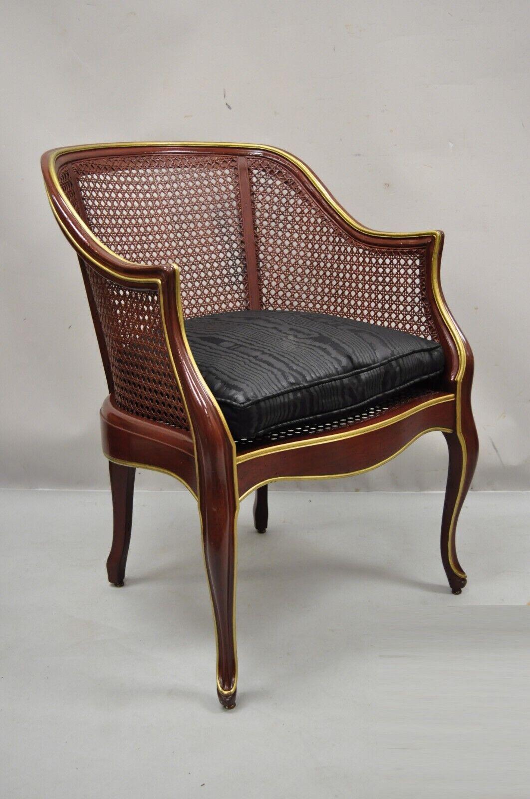 Vintage Französisch Louis XV Stil Rot Lack Cane Bergere Lounge-Sessel. Artikel mit dunkelroter Lackierung, goldenen Akzenten, Rückenlehne und Sitz aus Schilfrohr, Massivholzrahmen, Cabriole-Beine, sehr schöner Vintage-Artikel, toller Stil und Form.