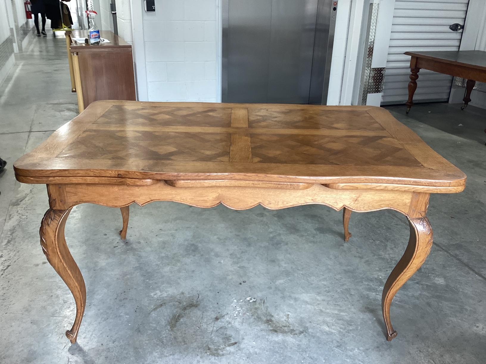 Vintage French Louis XV Style Refectory Extendable Dining Table In Good Condition In Hopewell, NJ