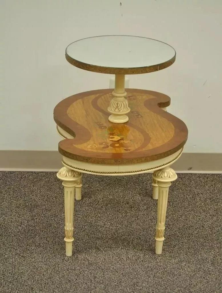 Französischer Vintage-Beistelltisch im Louis-XV-Stil aus Seidenholz mit Spiegelplatte und Intarsien im Angebot 4