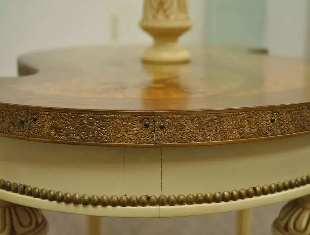 Französischer Vintage-Beistelltisch im Louis-XV-Stil aus Seidenholz mit Spiegelplatte und Intarsien im Angebot 5