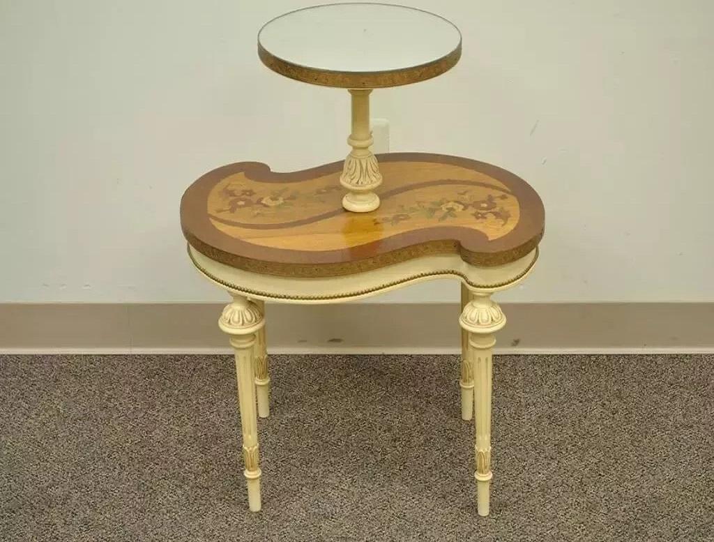 Vintage Französisch Louis XV Stil Satinholz Inlay Spiegel Top Lampe Beistelltisch. Artikelmerkmale Ein wunderschön geschnitzter Sockel, eine untere Etage mit Intarsien aus Satinholz, eine runde, verspiegelte obere Etage, eine Messinggalerie, ein