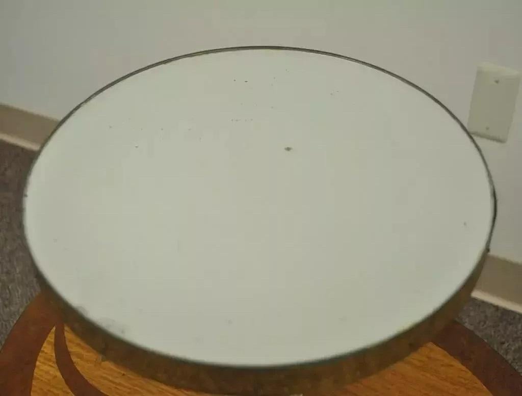 Französischer Vintage-Beistelltisch im Louis-XV-Stil aus Seidenholz mit Spiegelplatte und Intarsien (Louis XV.) im Angebot