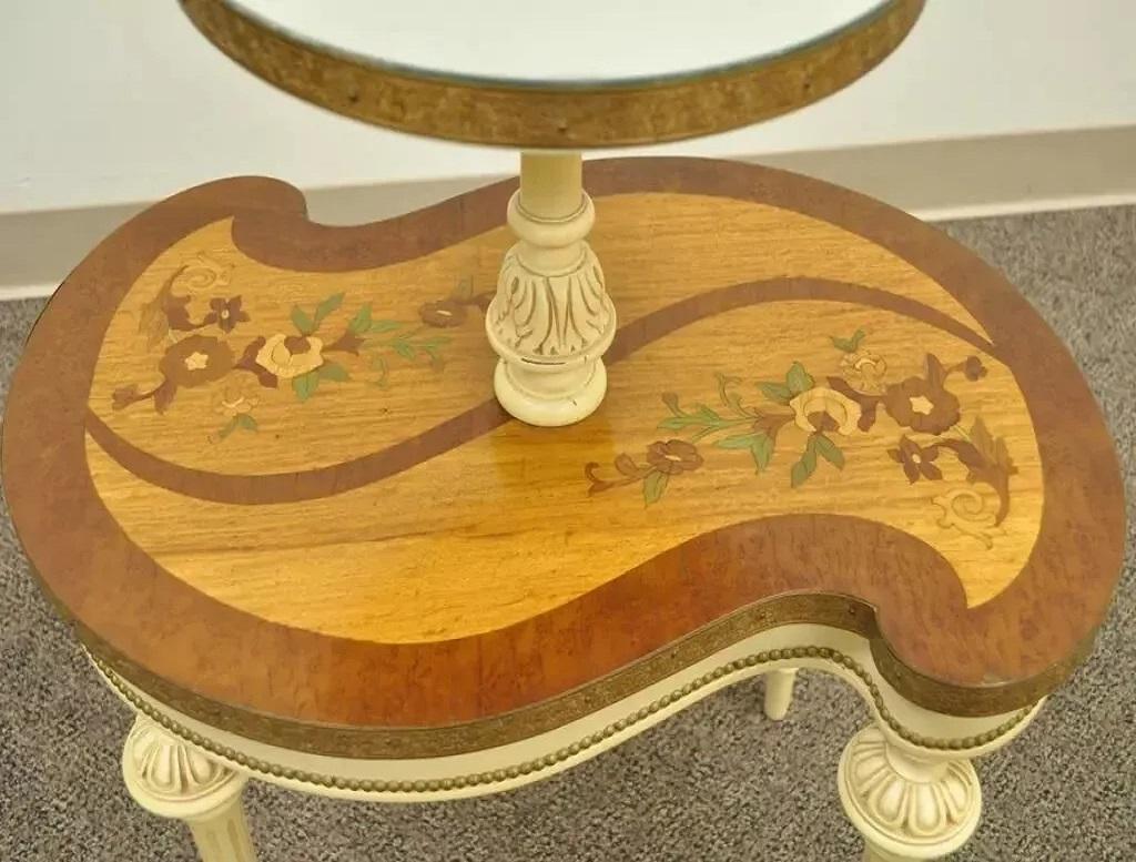 Französischer Vintage-Beistelltisch im Louis-XV-Stil aus Seidenholz mit Spiegelplatte und Intarsien (Unbekannt) im Angebot