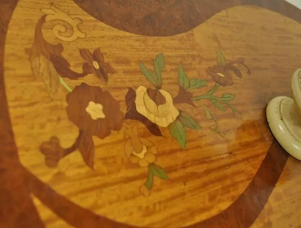 Französischer Vintage-Beistelltisch im Louis-XV-Stil aus Seidenholz mit Spiegelplatte und Intarsien im Zustand „Gut“ im Angebot in Philadelphia, PA