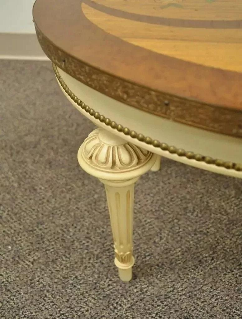 Französischer Vintage-Beistelltisch im Louis-XV-Stil aus Seidenholz mit Spiegelplatte und Intarsien im Angebot 2