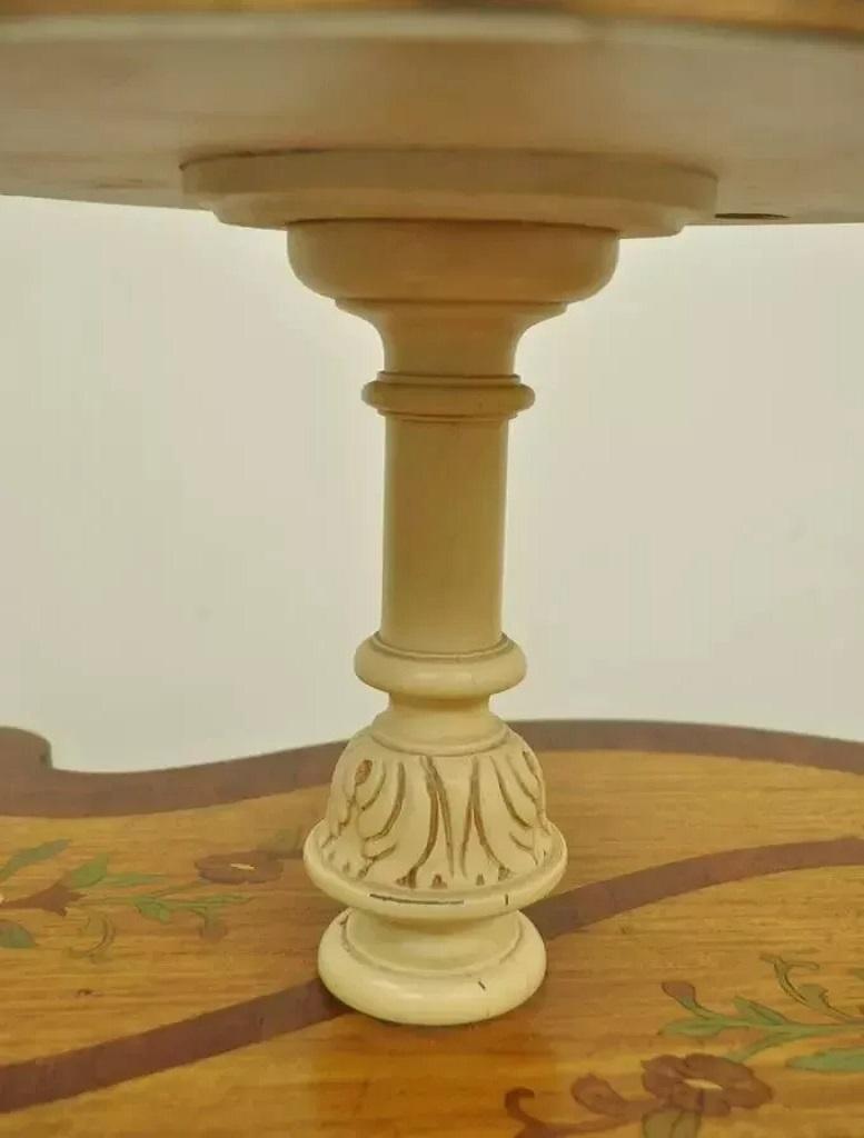 Französischer Vintage-Beistelltisch im Louis-XV-Stil aus Seidenholz mit Spiegelplatte und Intarsien im Angebot 3