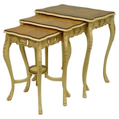 Tables d'appoint gigognes vintage de style Louis XV en bois de citronnier incrusté - lot de 3