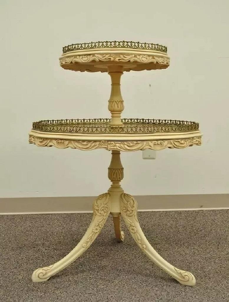 Vintage French Louis XV Style Satinwood Inlay Round 2 Tier Occasional Side Table. Schön geschnitzter Sockel, Oberteil mit Satinholzeinlage, Messinggalerie, elegante Form A. Circa Mitte des 20. Jahrhunderts. Abmessungen: 35