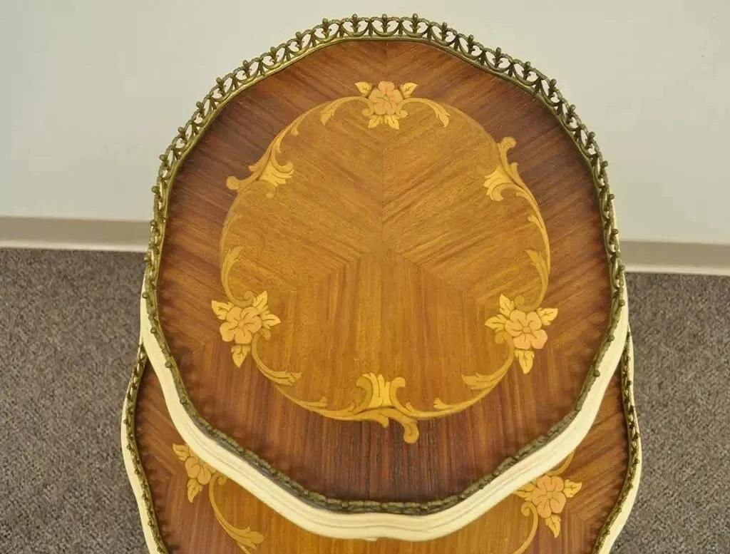 Französischer Beistelltisch im Louis-XV-Stil im Louis-XV-Stil mit runden 2 Etagen und Seidenholz-Intarsien (Louis XV.) im Angebot