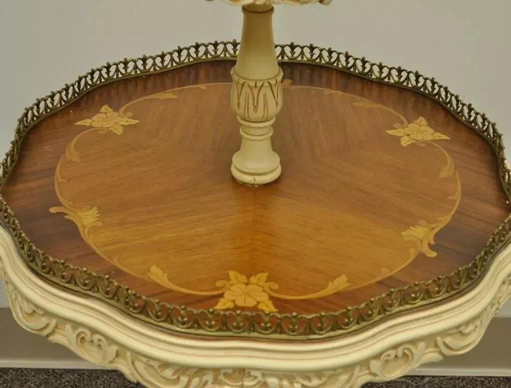 Französischer Beistelltisch im Louis-XV-Stil im Louis-XV-Stil mit runden 2 Etagen und Seidenholz-Intarsien (Unbekannt) im Angebot