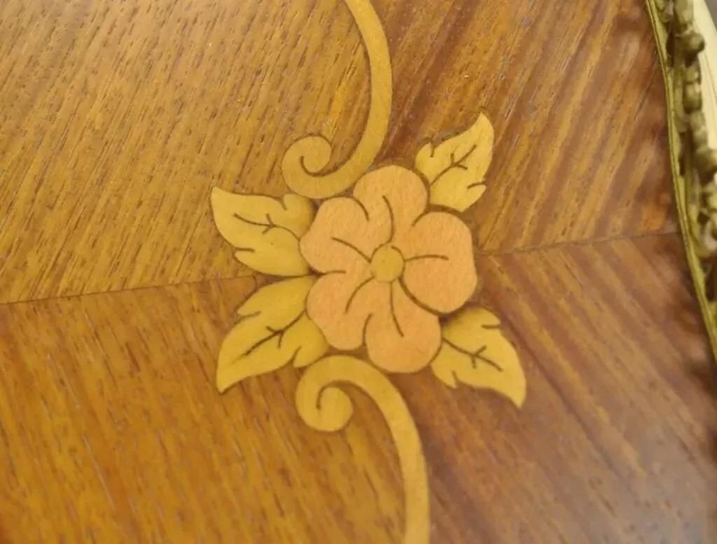 Französischer Beistelltisch im Louis-XV-Stil im Louis-XV-Stil mit runden 2 Etagen und Seidenholz-Intarsien im Zustand „Gut“ im Angebot in Philadelphia, PA