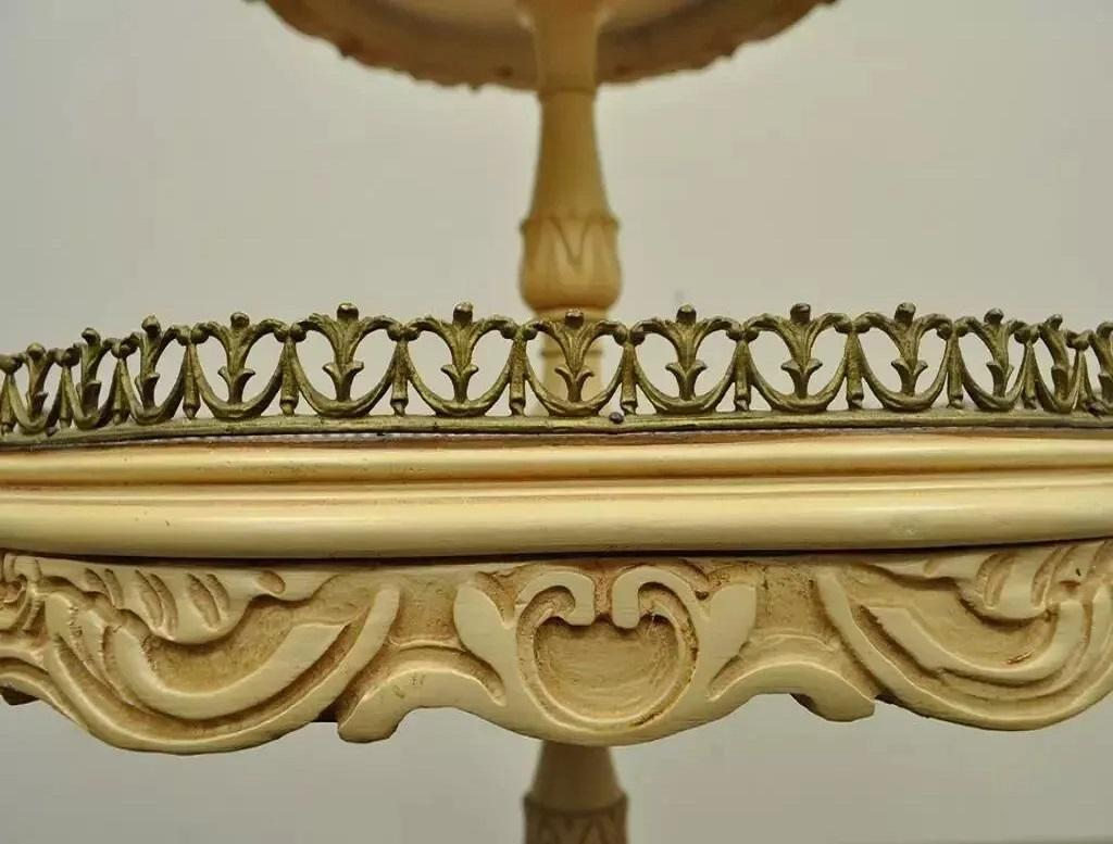 Französischer Beistelltisch im Louis-XV-Stil im Louis-XV-Stil mit runden 2 Etagen und Seidenholz-Intarsien (20. Jahrhundert) im Angebot