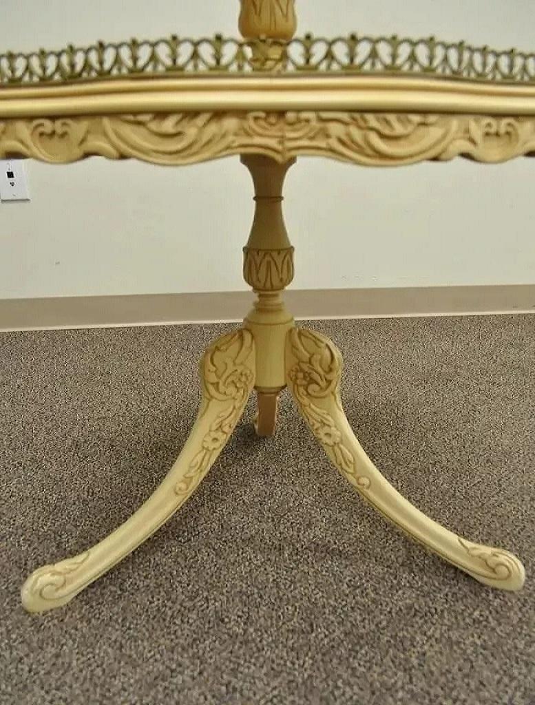 Französischer Beistelltisch im Louis-XV-Stil im Louis-XV-Stil mit runden 2 Etagen und Seidenholz-Intarsien (Holz) im Angebot