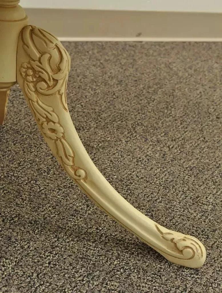 Französischer Beistelltisch im Louis-XV-Stil im Louis-XV-Stil mit runden 2 Etagen und Seidenholz-Intarsien im Angebot 1