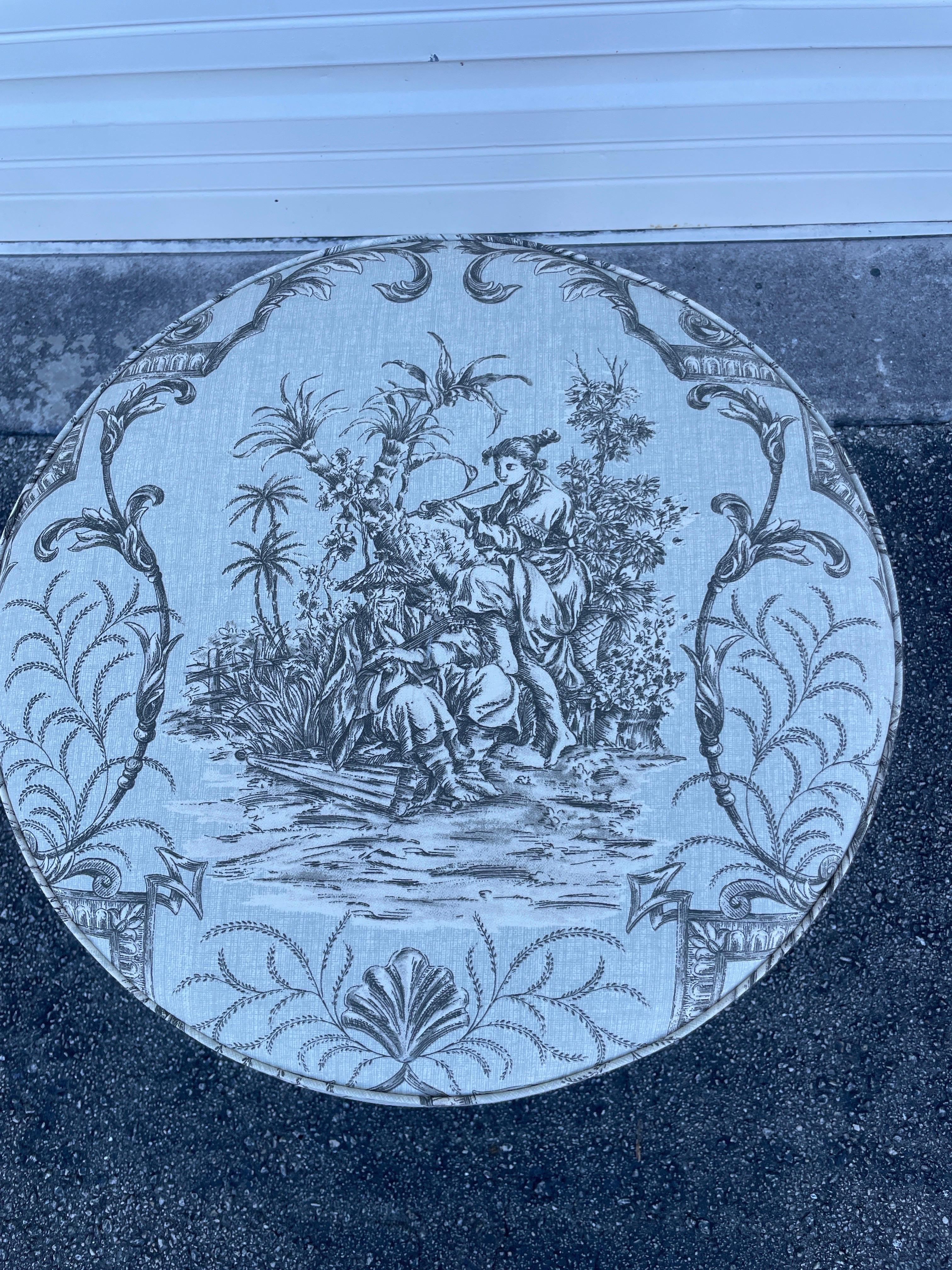 Tabouret de vanité pivotant vintage français récemment retapissé en tissu Scalamandre. Cadre sculpté et peint de style Louis XV.