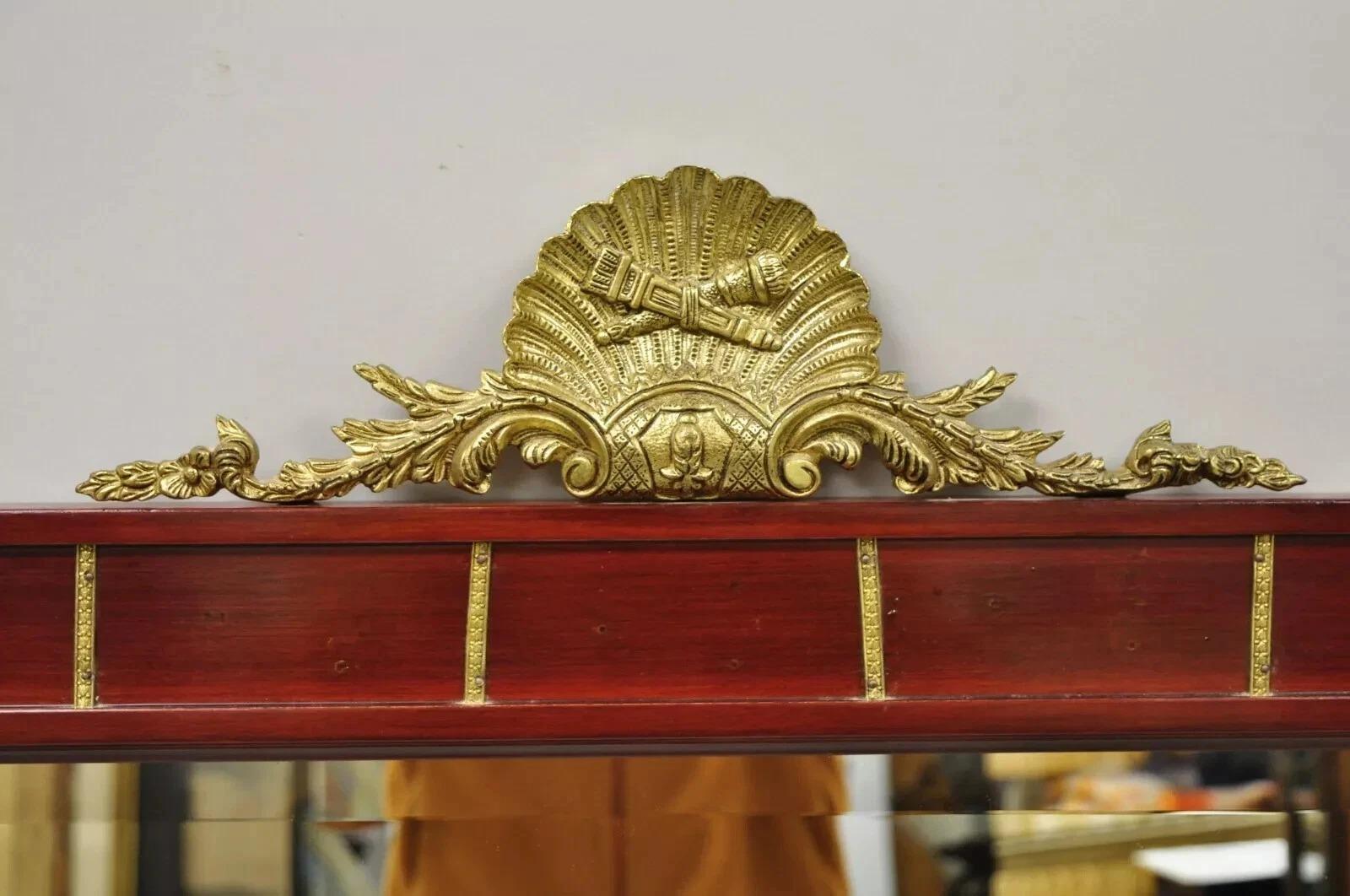 Specchio da molo Trumeau d'epoca in stile Luigi XV con ornamento in bronzo. L'articolo è caratterizzato da una fusione di ottone/bronzo ormolu con frontone a conchiglia, struttura in legno massiccio, vetro smussato, grande stile e forma. Prodotto in