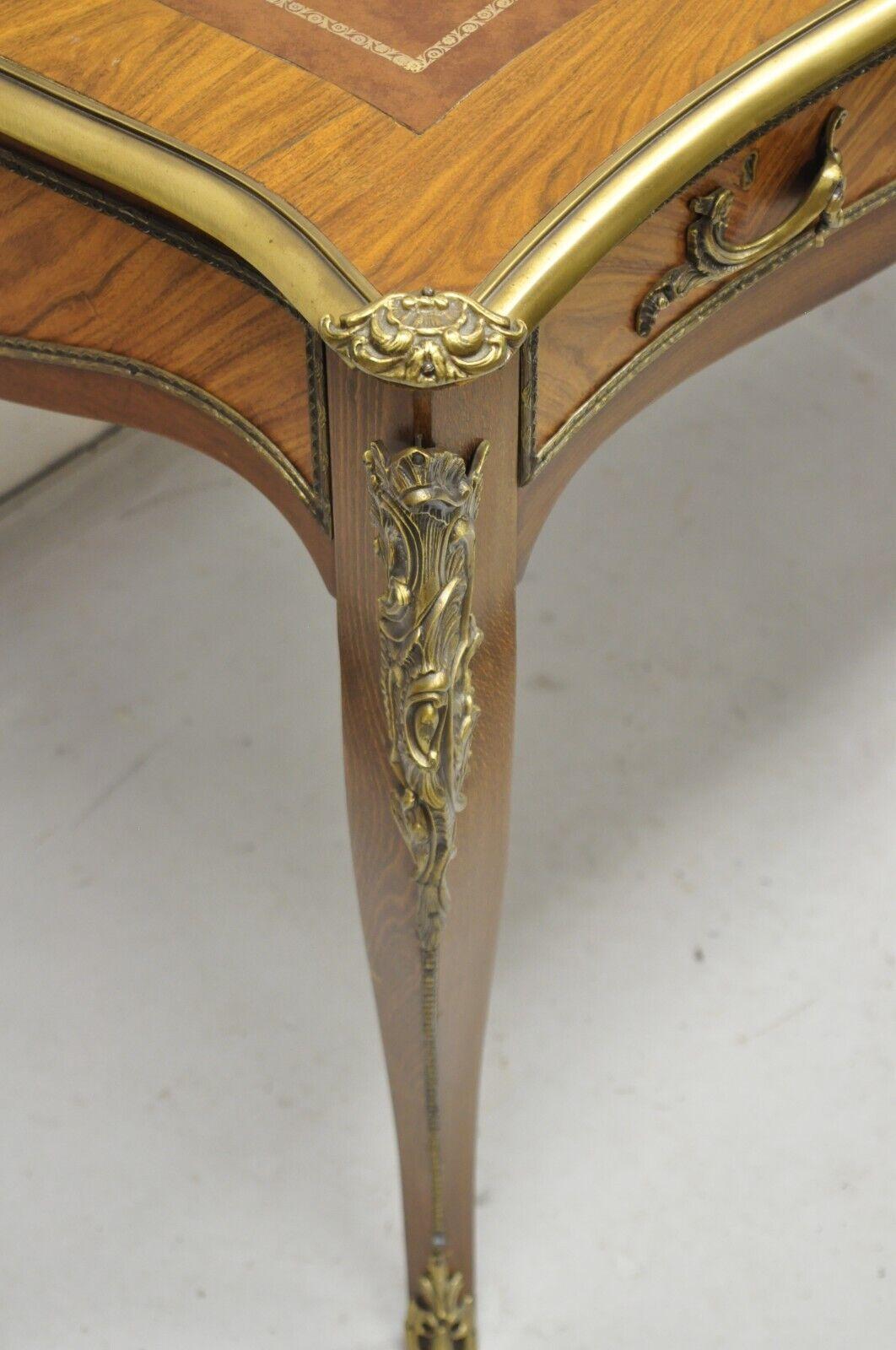 Vintage Französisch Louis XV Stil Nussbaum Leder Top Bronze Ormolu Schreibtisch im Zustand „Gut“ im Angebot in Philadelphia, PA