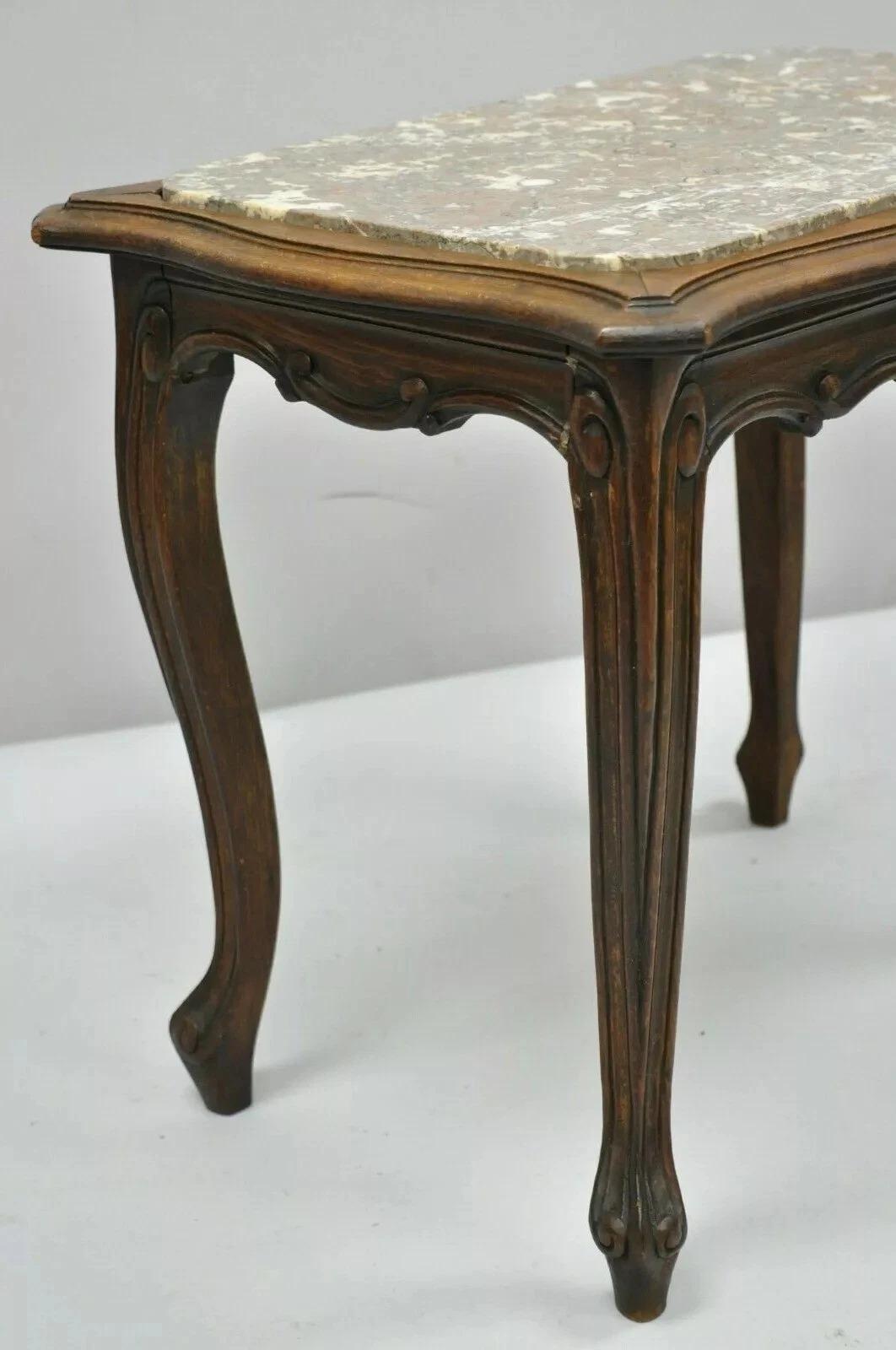 Vintage Französisch Louis XV Stil Nussbaum Marmorplatte kleine Seite Couchtisch (20. Jahrhundert) im Angebot