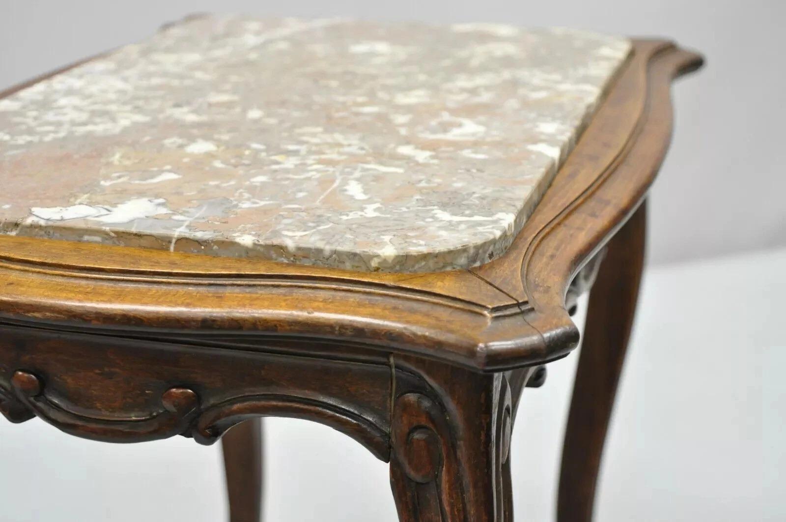 Vintage Französisch Louis XV Stil Nussbaum Marmorplatte kleine Seite Couchtisch im Angebot 1