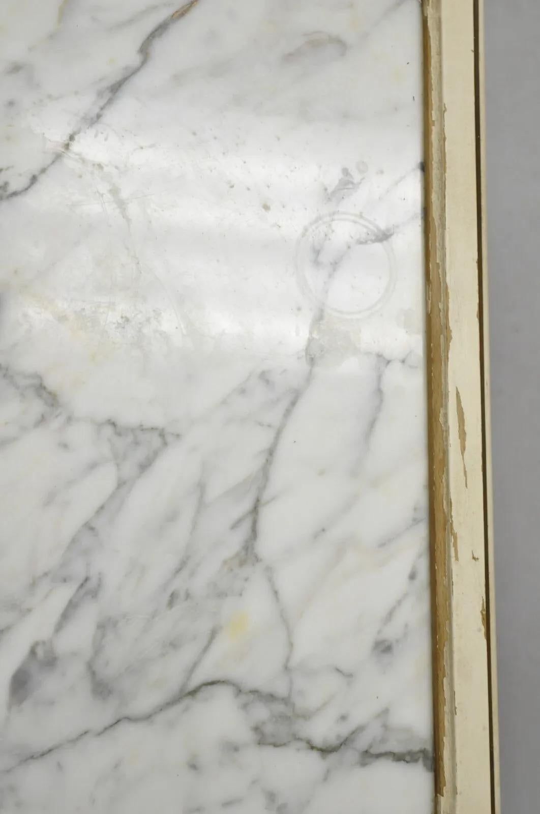Kleiner quadratischer französischer Couchtisch im Louis-XV-Stil mit weiß lackierter Marmorplatte im Angebot 6