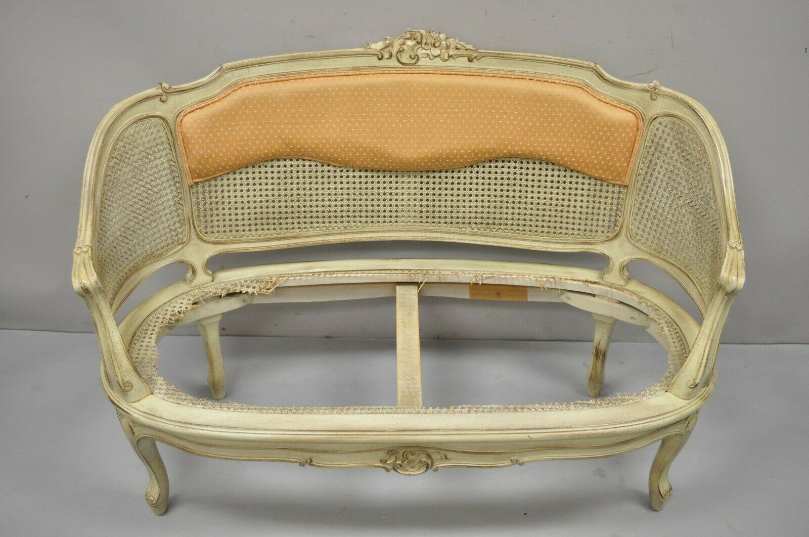 Französisches Loveseat-Sofa aus cremefarbenem Schilfrohr im viktorianischen Louis-XV-Stil, Louis XV.-Stil, Vintage (Italienisch) im Angebot