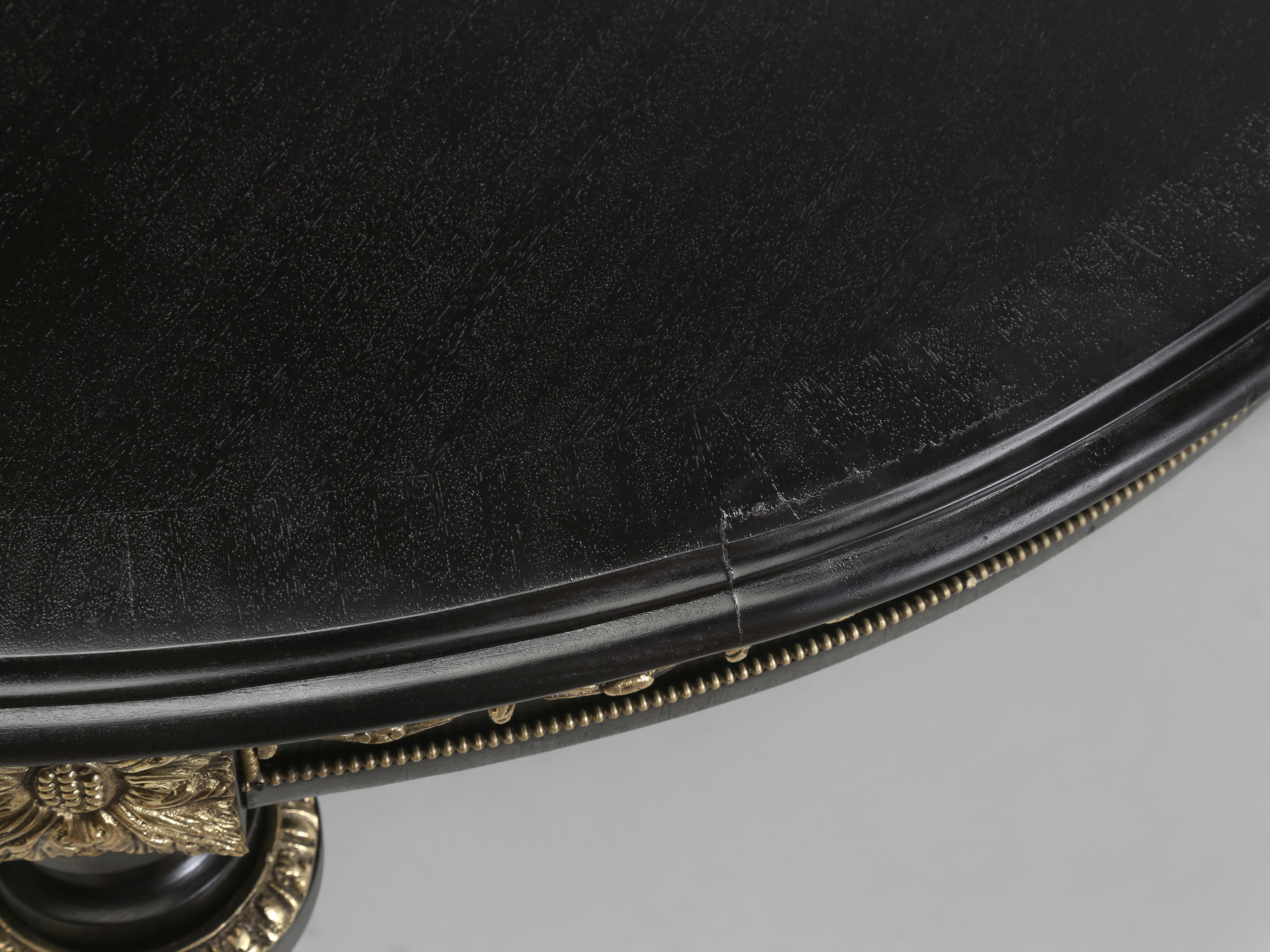Vintage Französisch Louis XVI Ebonized Mahagoni Esstisch mit 2-Blatt. Wiederhergestellt im Angebot 3