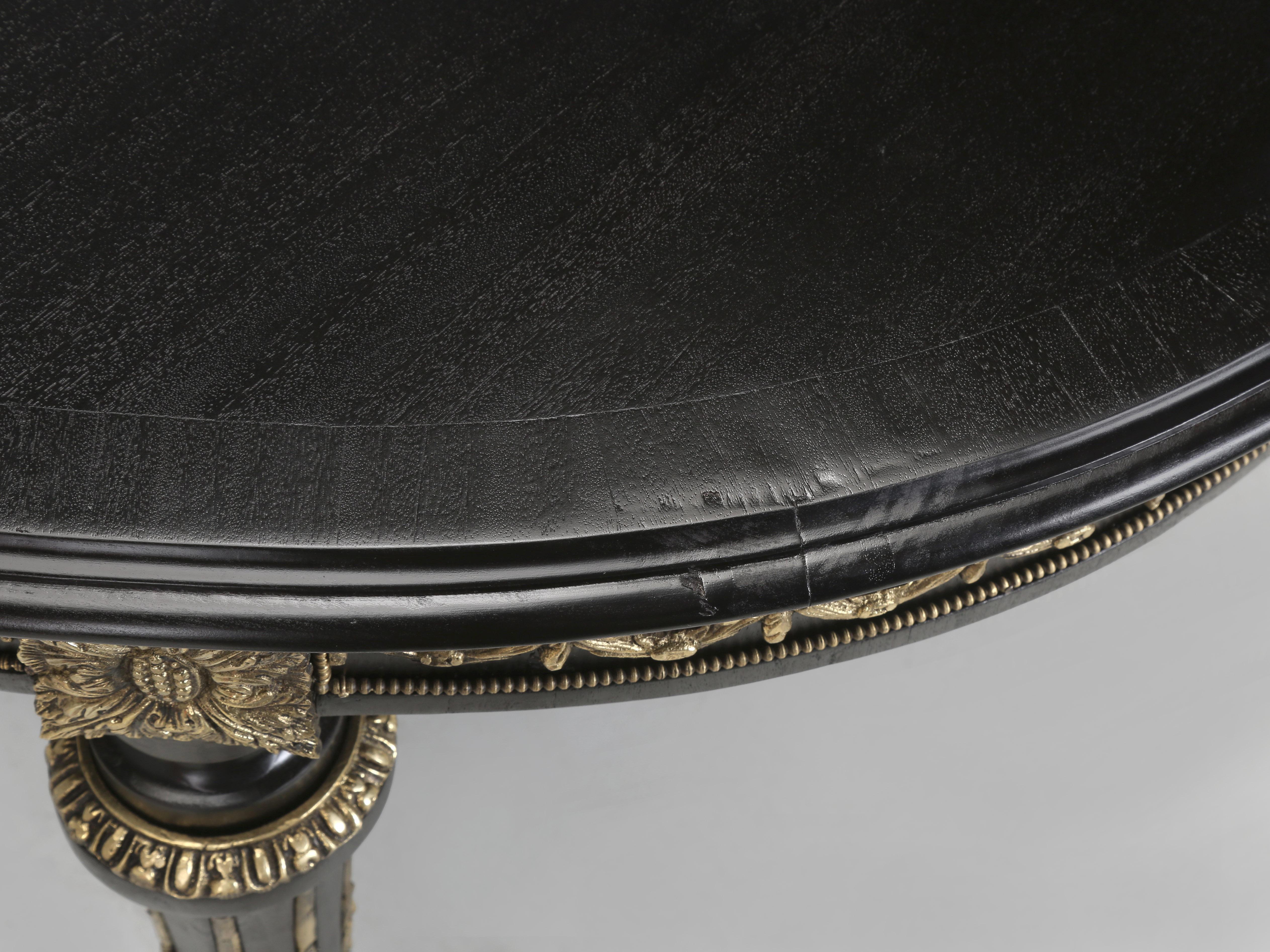 Vintage Französisch Louis XVI Ebonized Mahagoni Esstisch mit 2-Blatt. Wiederhergestellt im Angebot 4
