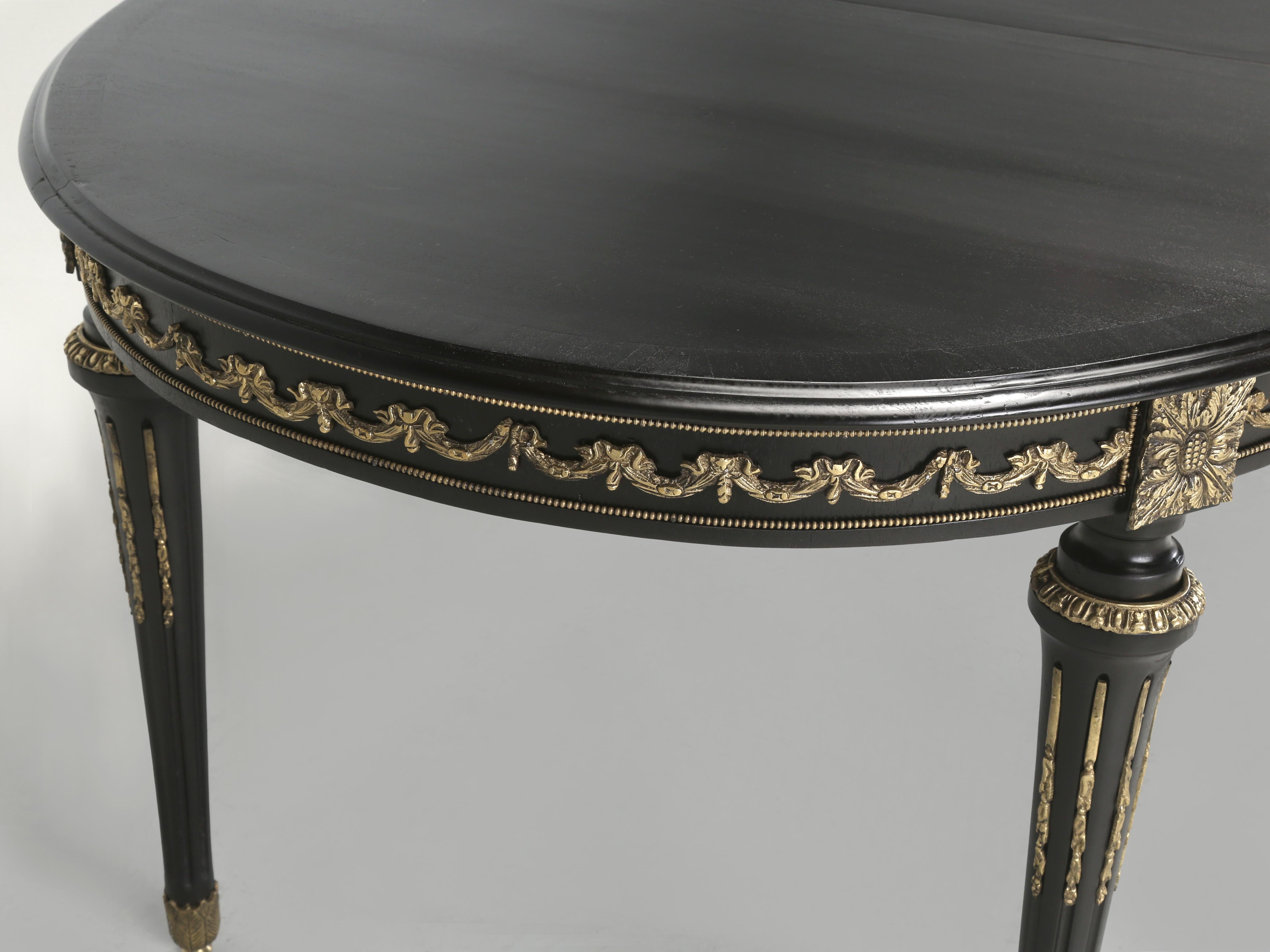Vintage Französisch Louis XVI Ebonized Mahagoni Esstisch mit 2-Blatt. Wiederhergestellt im Angebot 5