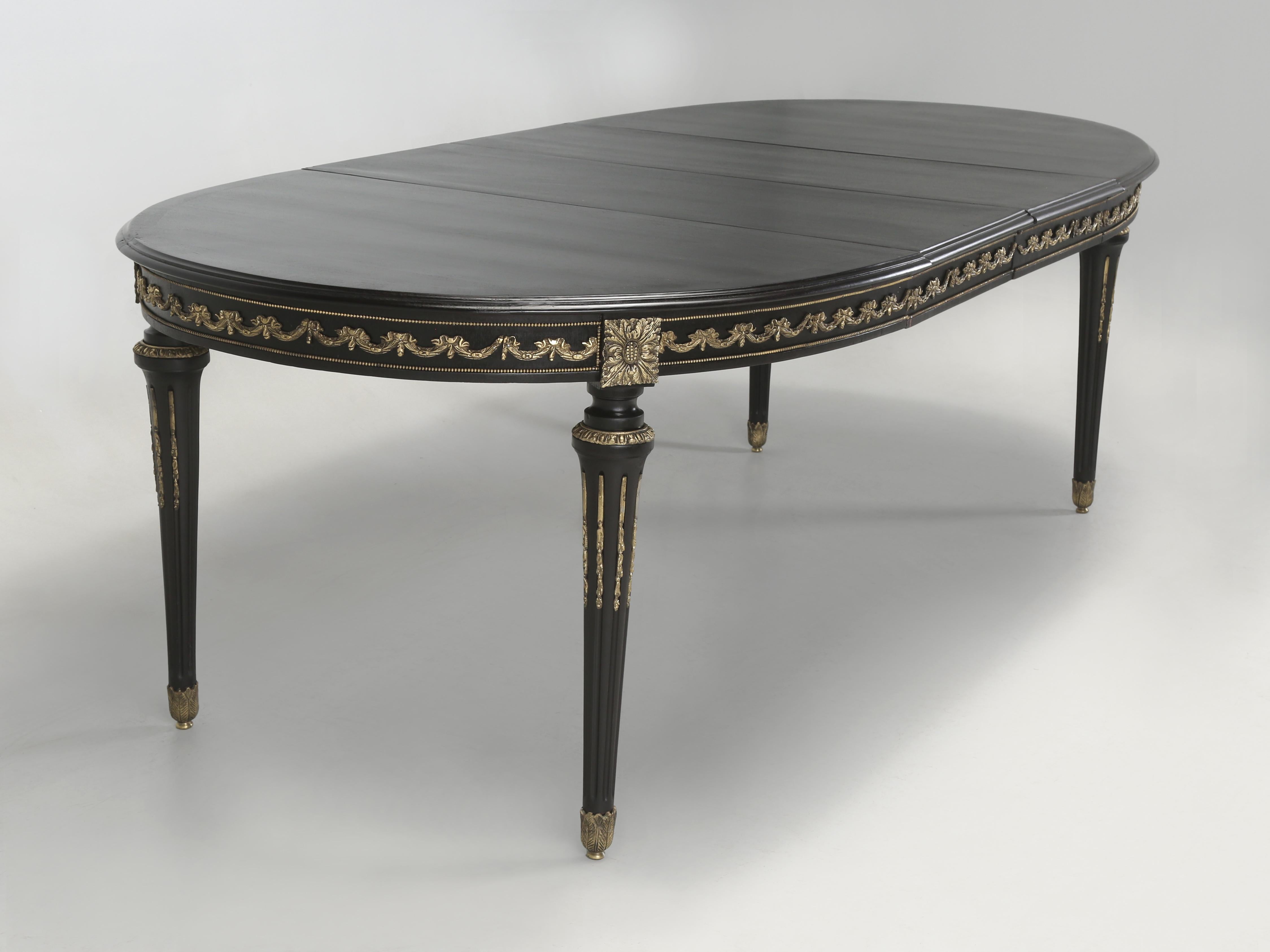Vintage Französisch Louis XVI Ebonized Mahagoni Esstisch mit 2-Blatt. Wiederhergestellt im Angebot 6