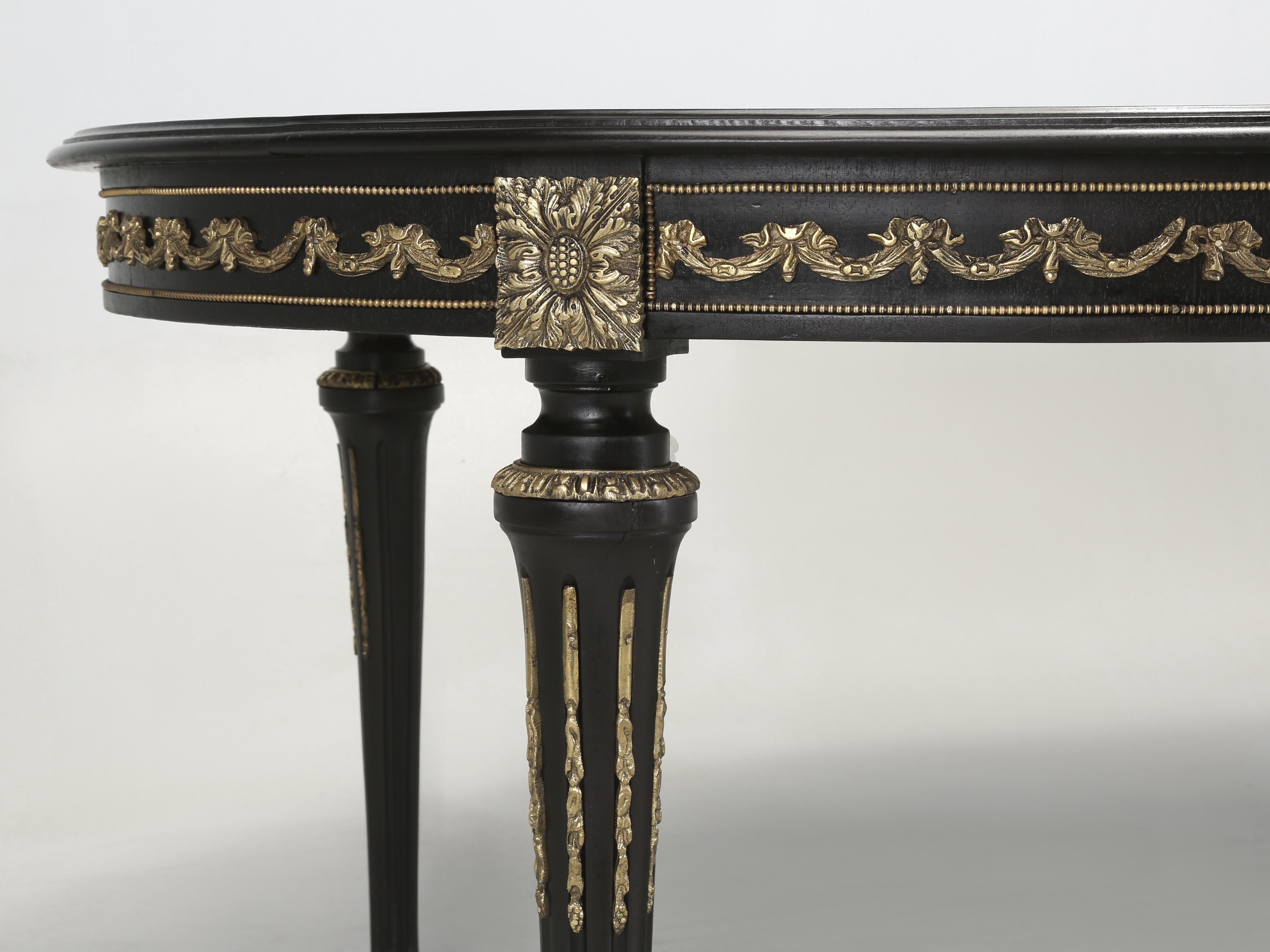 Vintage Französisch Louis XVI Ebonized Mahagoni Esstisch mit 2-Blatt. Wiederhergestellt im Angebot 7
