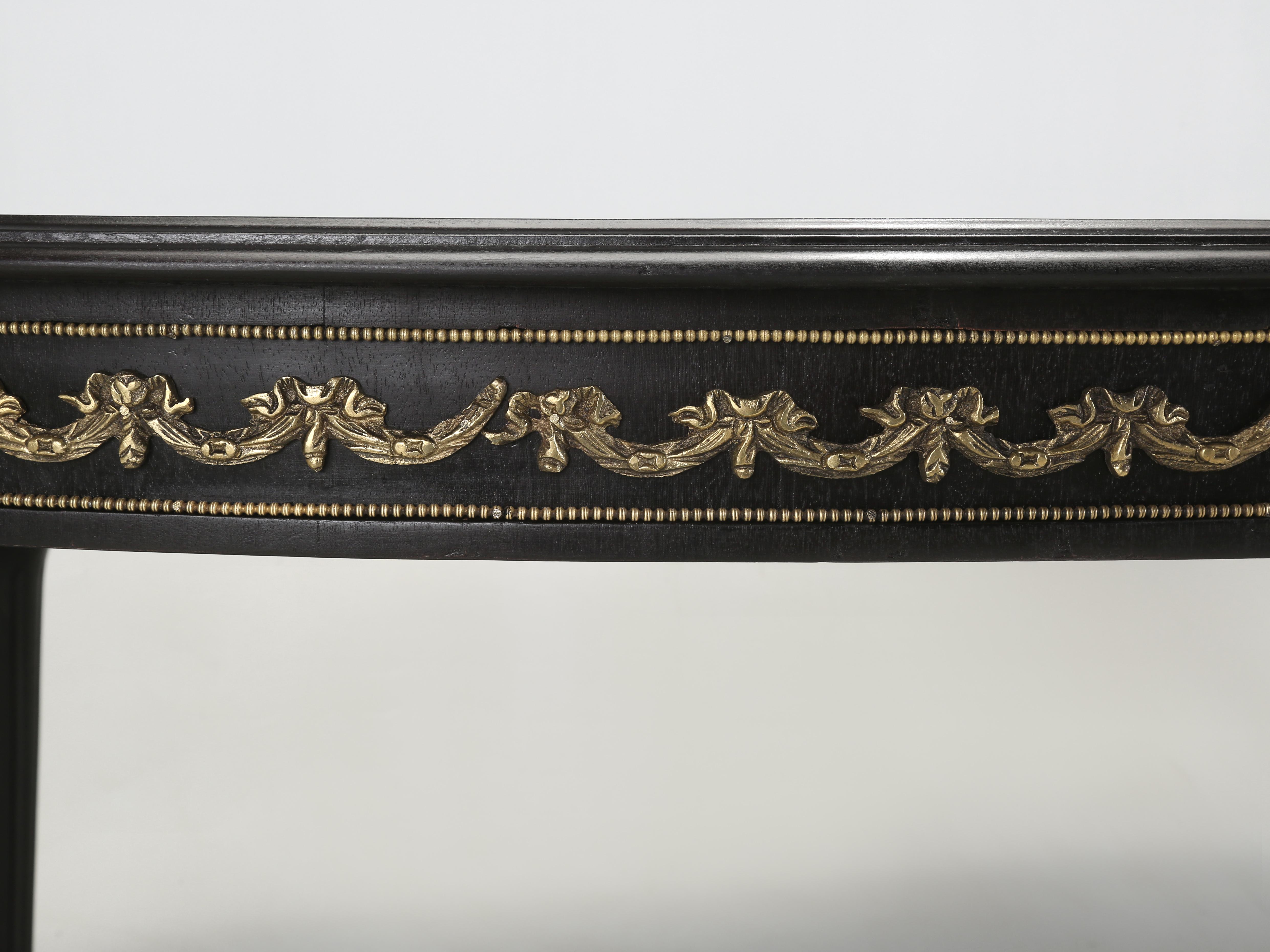 Vintage Französisch Louis XVI Ebonized Mahagoni Esstisch mit 2-Blatt. Wiederhergestellt im Angebot 8