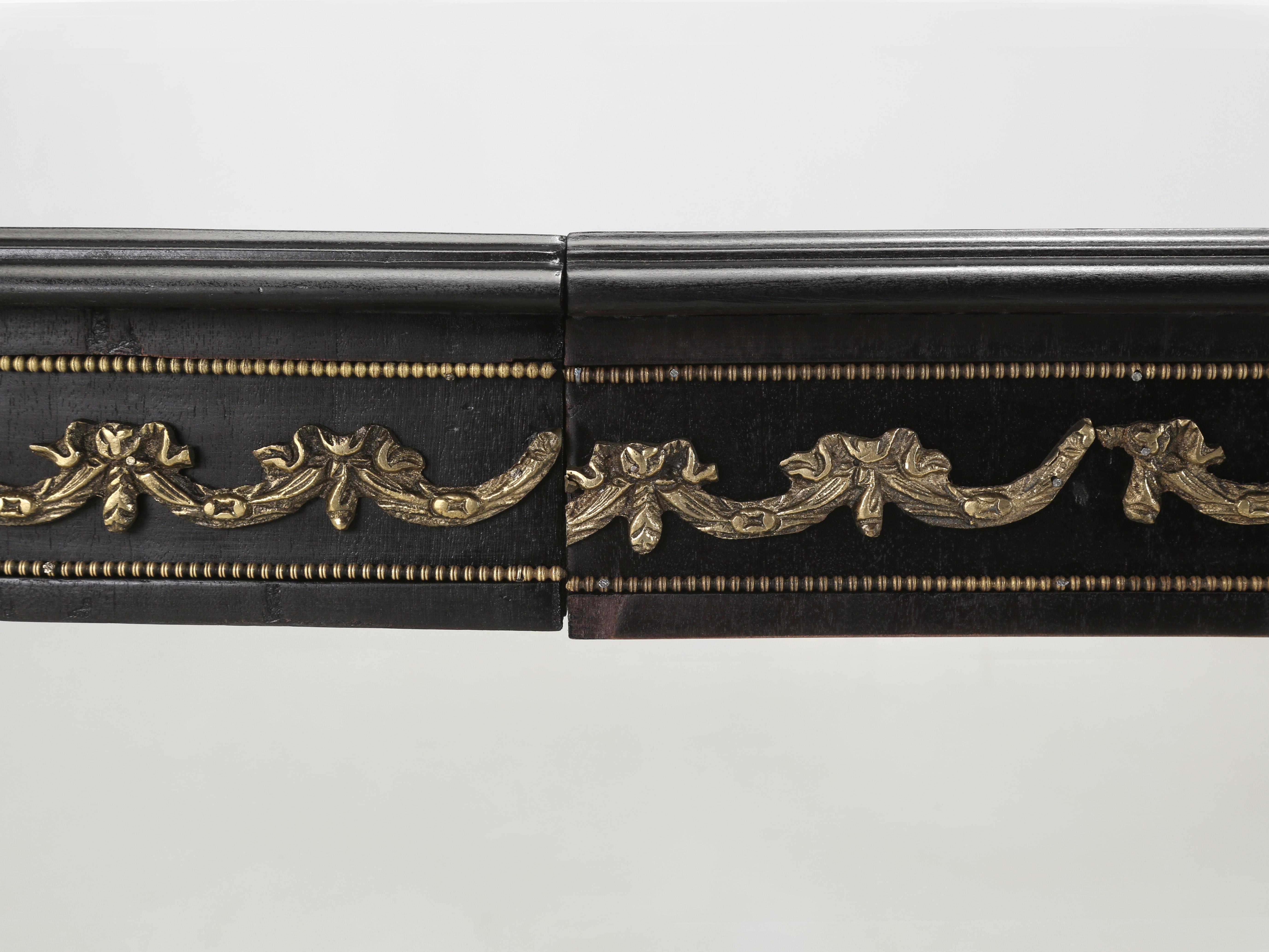 Vintage Französisch Louis XVI Ebonized Mahagoni Esstisch mit 2-Blatt. Wiederhergestellt im Angebot 9